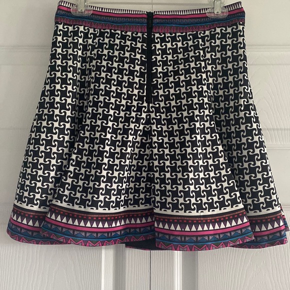 MackenzieMode Black/White Print Mini Skirt - US Size 4/AUS Size 8 - Picture 5 of 16